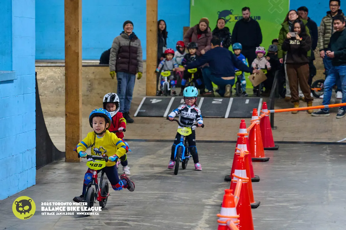 Joyride150 室内比赛日 — XKIDS 平衡车联赛小骑手们在 Markham 室内自行车公园的赛道锥桶间穿梭,2025 年 1 月开赛站。
