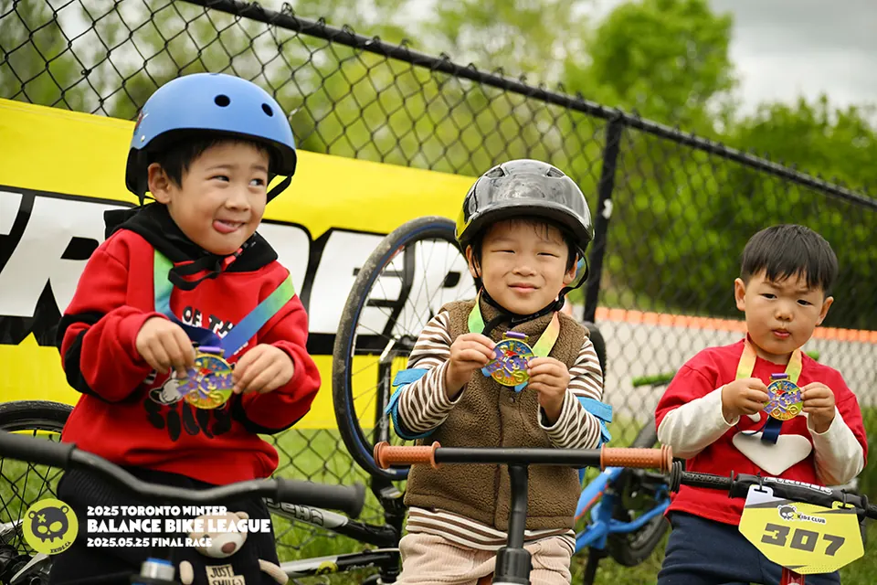 三位 XKIDS 平衡车联赛小骑手在 2025 总决赛后骄傲地举起完赛奖牌。