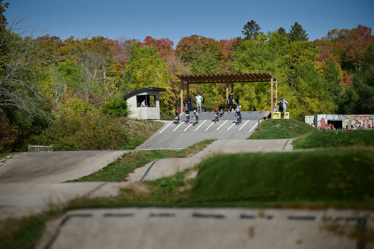 比赛日 BMX 赛道全景,是 XKIDS 联盟活动举办的场地。
