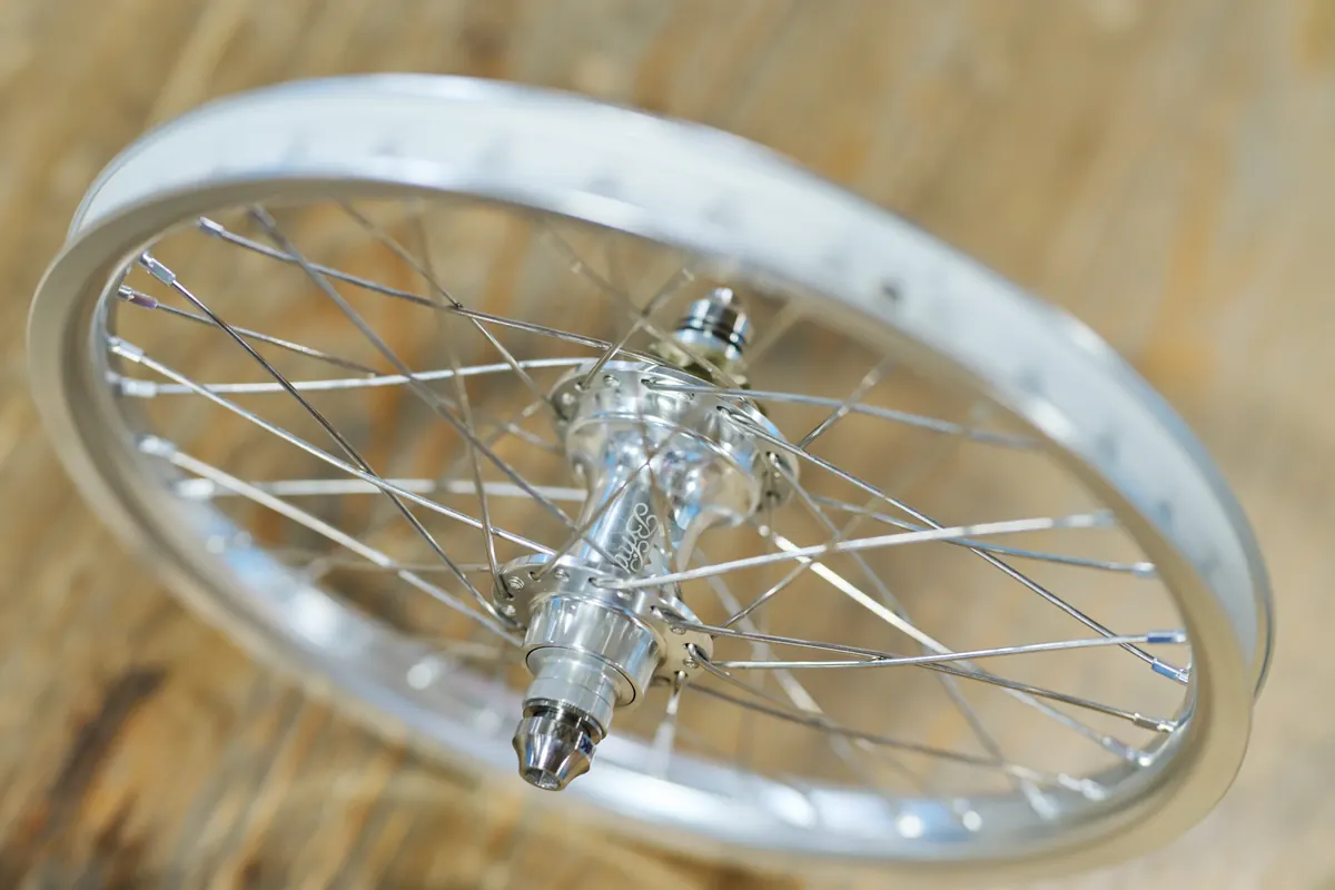 XKIDS 装备实验室中儿童 BMX 比赛轮组的辐条特写。