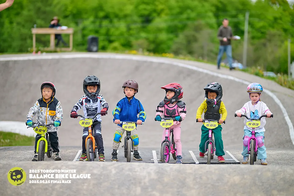 XKIDS 平衡车联赛 6 位小骑手在 Stouffville BMX 总决赛户外发车线上一字排开，2025 年 5 月 25 日。