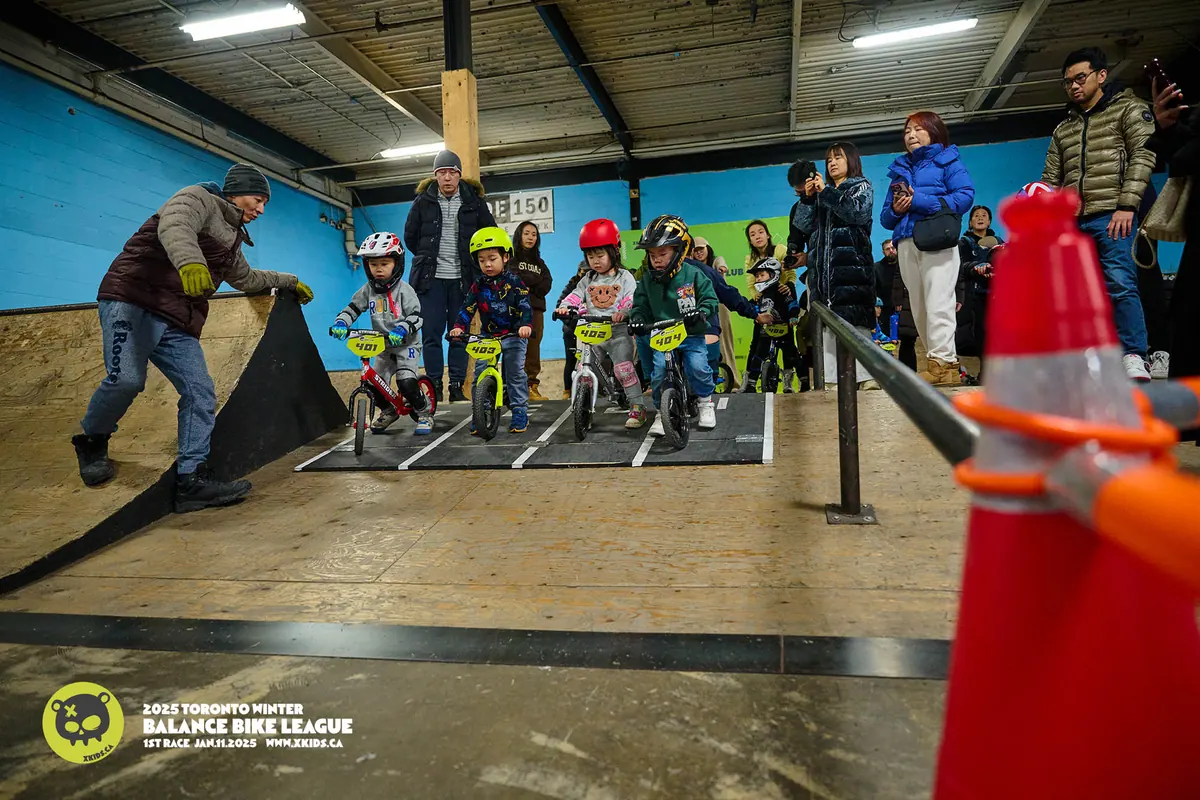 XKIDS 平衡车联赛小骑手们在 Joyride150 室内场地排成一列，准备在 2025 年 1 月开赛站上发车。